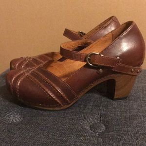 Fabulous Dansko Mary Jane style leather clogs